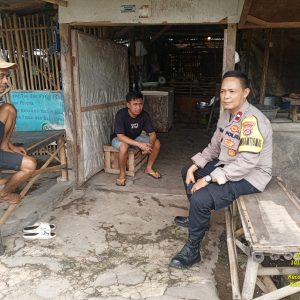 Aipda Rahmat Bhabinkamtibmas Polsek Balaraja Melaksanakan Sambang DDS & Silaturahmi Kepada Warga Binaan Guna Antisipasi Kamtibmas di Desa kubang Kecamatan Sukamulya    
