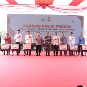 Kapolri dan Panglima TNI Bagikan Ribuan Bansos Jelang Ramadan