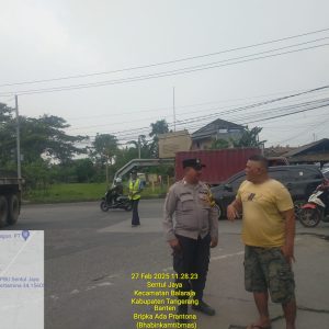 Bhabinkamtibmas Polsek Balaraja Melaksanakan Patroli Preventif Siang Hari Guna Antisipasi Guantibmas di Jalan Raya Serang Wilayah Hukum Polsek Polresta Tangerang    