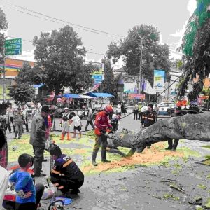 Jamaah Sholat Id di Masjid Agung Pemalang Histeris Akibat Pohon Tumbang