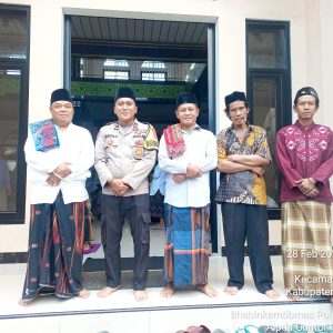 Personil Polsek Balaraja Laksanakan Sholat Jum’at Keliling dan Sambang Tokoh Agama di Masjid Jami Huswatun Khasanah Desa Gembong