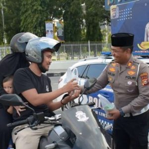 Satlantas Polresta Pekanbaru Bagikan Takjil Gratis untuk Pengendara