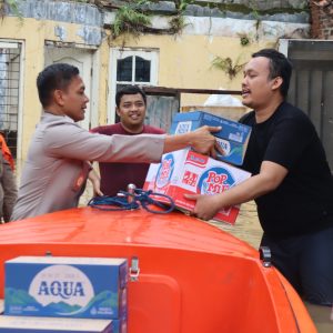Polri-TNI Bagikan Makanan ke Warga Terdampak Banjir di Sawangan, Depok