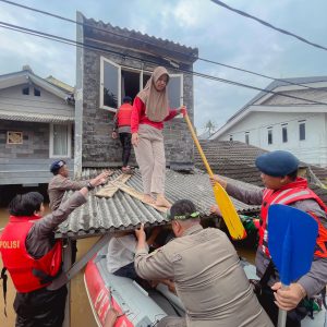 Cerita Kapolsek Pesanggrahan Evakuasi Warga Banjir yang Terjebak dari Lantai Dua