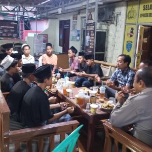 Sebagai wujud Cintanya terhadap Santri, Kapolsek Kresek AKP. A. Suryadi bersama Aipda Sukarna dan Aipda Marjuki mengajak Santri Ponpes Nahdlatul Ulum berbuka Puasa bersama di Mapolsek Kresek Polresta Tangerang