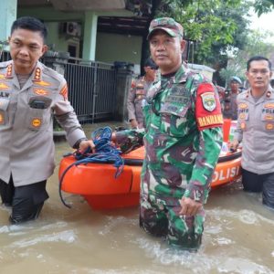Polri Turun Evakuasi Bantu Warga Korban Banjir di Bekasi dan Depok   