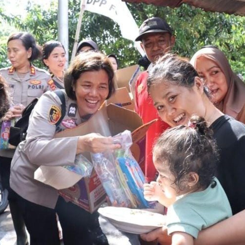 Polwan Terjun ke Kebon Jeruk, Serahkan Snack hingga Sembako ke Warga Terdampak Banjir
