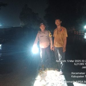 Cek Debit Air Anggota Bhabinkamtibmas Polsek Balaraja Aipda Ikrar di Jalan Kawasan Oleg Desa Sentul Kecamatan Balaraja 