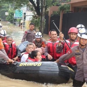 Brimob mengerahkan ratusan anggotanya ke lokasi banjir di Jabodetabek untuk mengevakuasi anak-anak dan lansia
