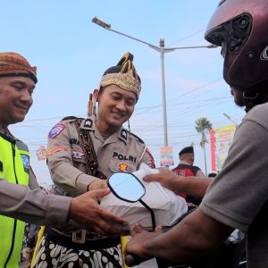 Polisi Pemalang Berkostum Wayang Orang saat Berbagi Takjil ke Warga yang Ngabuburit