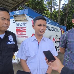 Polresta Tangerang Lakukan Pengecekan di Lokasi yang Diduga Menyimpan Bahan Bakar Minyak Jenis Solar   