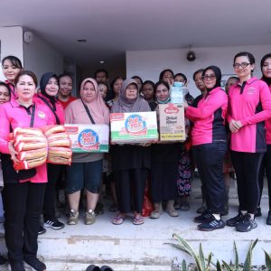 Yayasan Kemala Bhayangkari & Polres Metro Bekasi Kota Ulurkan Bantuan untuk Korban Banjir di Bekasi
