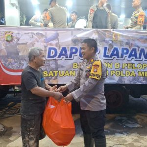 Polri Dirikan Dapur Lapangan 24 Jam Penuh untuk Korban Banjir Pondok Gede Permai Bekasi