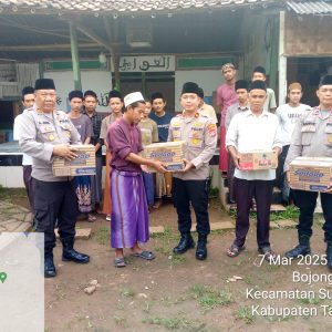 Kapolsek Balaraja Melaksanakan Giat Jumat Berkah di Ponpes Salafi Al-Awamil Desa Kubang Wilayah Hukum Polsek Balaraja Polresta Tangerang    