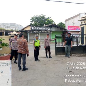 Anggota Polsek Balaraja Melaksanakan Pengamanan Sispam Mako Pagi Hari Guna Tingkatkan Keamanan di Mako Polsek Balaraja    