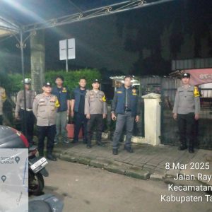 Anggota Polsek Balaraja Melaksanakan Rutinitas Sispam Mako Malam Hari Untuk Meningkatkan Keamanan Mako Polsek Balaraja Polresta Tangerang