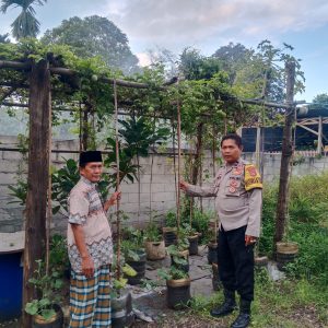 Bhabinkamtibmas Polsek Balaraja Aipda Ikrar Dinata Melakukan Pemanfaatan Pekarangan Rumah Bergizi Bidang Ketahanan Pangan (Tanaman Palawija) di Desa Binaan