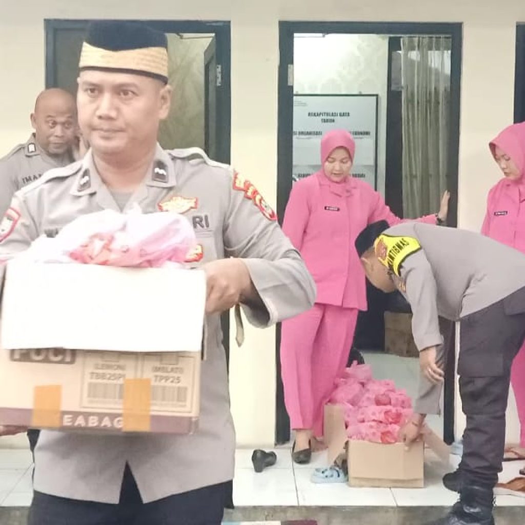 Polsek Cisoka Polresta Tangerang Gelar Pembagian Takjil untuk Warga
