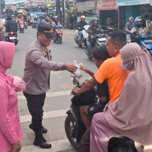 Polsek Rajeg Polresta Tangerang Gelar Pembagian Takjil untuk Warga