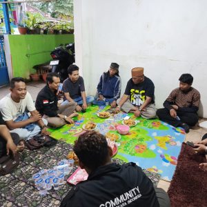RUTOR Bagikan Takjil ke Penguna Jalan dan Adakan Buka Puasa Bersama