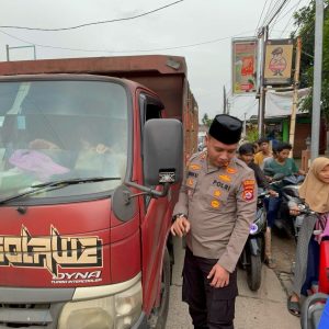 Polsek Panongan Polresta Tangerang Berbagi Takjil Jelang Buka Puasa