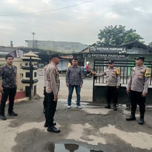 Anggota Polsek Balaraja Melaksanakan Pengamanan Mako Polsek Balaraja pada Pagi Hari Guna Antisipasi Guantibmas