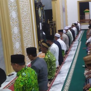 Kapolsek Kresek AKP A. Suryadi bersama Forkopimcam Gunung Kaler laksanakan Sholat Tarawih Keliling di Desa Rancagede Kecamatan Gunung Kaler