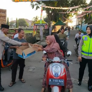 Kapolsek Kresek Polresta Tangerang beserta para Polwan Polresta Tangerang berbagi Keberkahan dengan membagikan Takjil kepada masyarakat jelang Buka Puasa