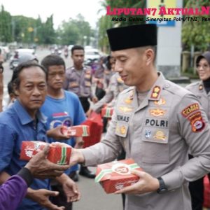 Kapolres Cilegon Bagikan Takjil Gratis kepada Masyarakat dan Pengguna Jalan