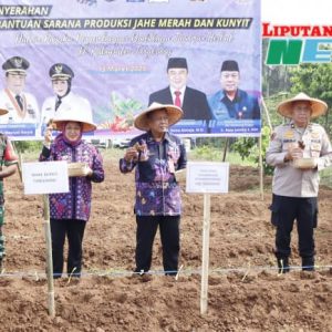 Wabup Intan Berikan Bantuan Sarana Produksi ke Kelompok Tani