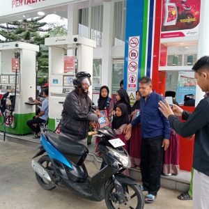 Ramadan Penuh Berkah: SPBU Punung dan TPQ Nur-Rohman Tebarkan Kebaikan Lewat Berbagi Takjil dan Buka Bersama