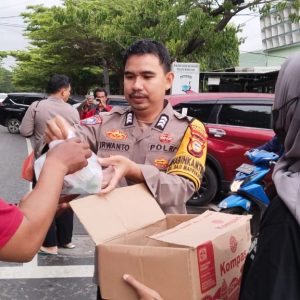 kapolsek mamajang berbagi takjil kepada pengendara di depan mako polsek mamajang