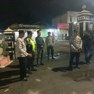Anggota Polsek Balaraja Giat Rutinitas Sispam Mako Malam Hari Untuk Antisipasi Guantibmas di Mako Polsek Balaraja Polresta Tangerang