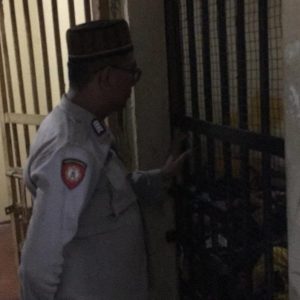 Menjaga keamanan Polsek Kresek, Bripka M. Fauzi Rijal lakukan Pengecekan kondisi Tahanan di Mapolsek Kresek Polresta Tangerang