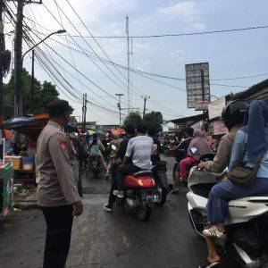 Demi kelancaran aktivitas masyarakat, Brigadir Rifki Eka lakukan giat Gatur Lalin menjelang Berbuka Puasa  