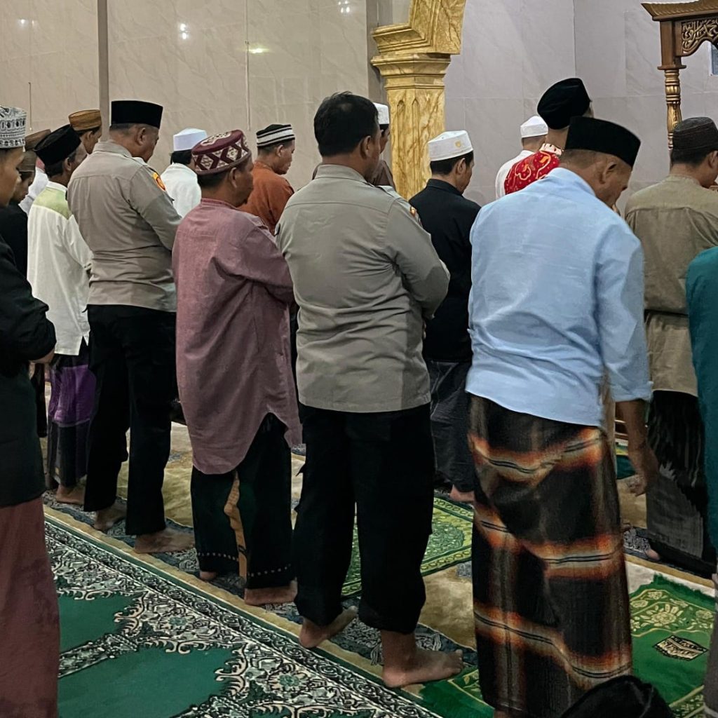 Kapolsek Kresek AKP A. Suryadi bersama Forkopimcam Kresek laksanakan Sholat Tarawih Keliling di Desa Kemuning Kecamatan Kresek