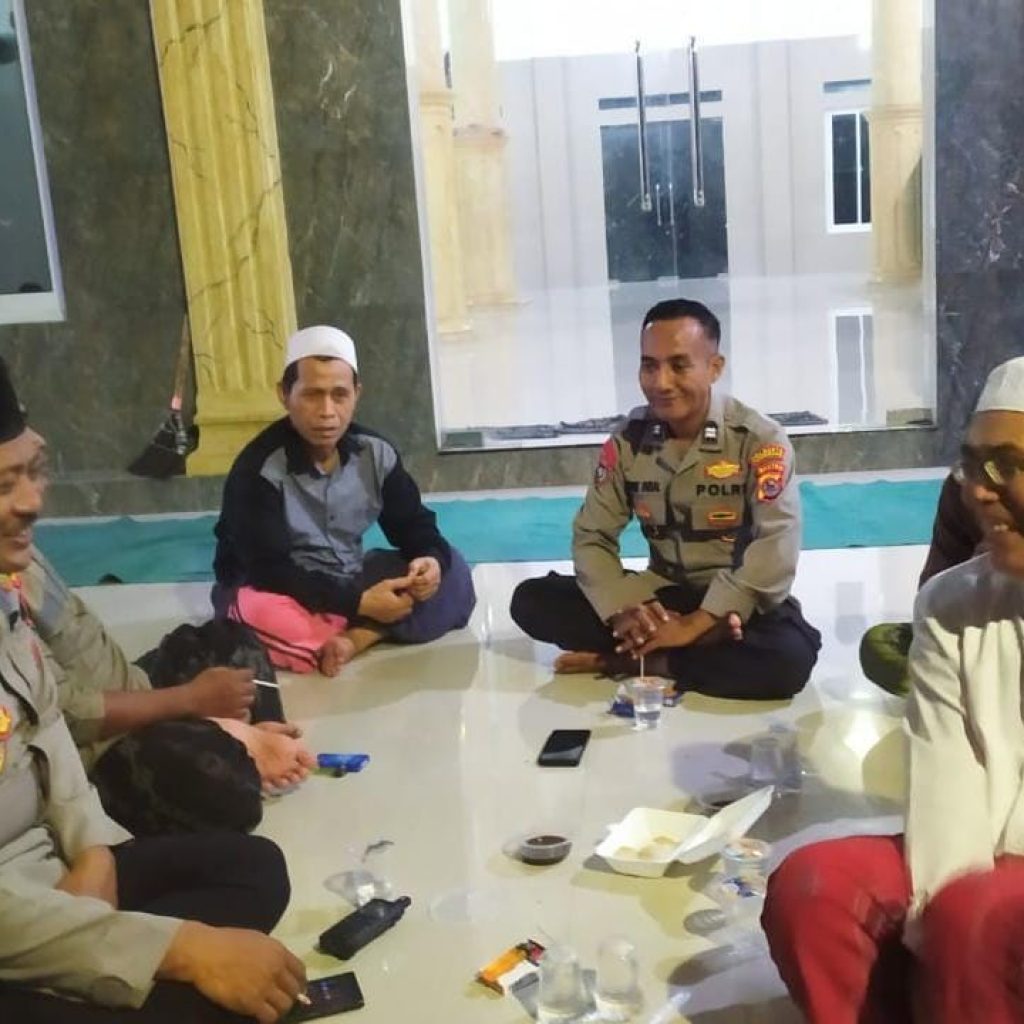 Kapolsek Kresek AKP A. Suryadi bersama Bhabinkamtibmas Polsek Kresek lakukan Sambang Tokoh Masyarakat di Desa Kemuning sebagai bentuk kepedulian dan pendekatan diri