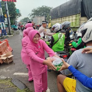 100 Paket Takjil di Bagikan Oleh Polsek Jatiuwung dan Bayangkari ke Pengguna Jalan 