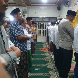 Kapolsek Kresek AKP A. Suryadi bersama Forkopimcam Kresek laksanakan Sholat Tarawih Keliling di Desa Pasirampo Kecamatan Kresek