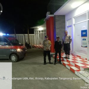Beri rasa aman pada masyarakat Jelang Lebaran, Polsek Kronjo Laksanakan Patroli Cek ATM dan Bank   
