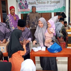 Kades Cipaeh Gelar Santunan untuk Anak Yatim dan Jompo, Ratusan Warga Terima Bingkisan