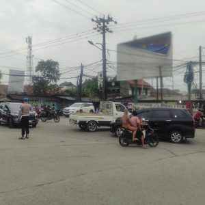 Personil Unit Samapta Polsek Cisoka Polresta Tangerang Polda Banten Bripka Aditya Atur Arus Lalu Lintas Agar tidak Menimbulkan Kemacetan di Simpang jalan raya cisoka