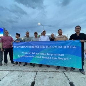 Aliansi Masyarakat Kabupaten Tangerang Cinta TNI Bagi Bagi Takjil, Warga: Kami Tak Bisa dipisahkan