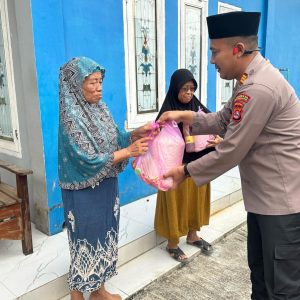 Jumat Berkah, Kapolsek Pasar Kemis Polresta Tangerang Bagikan Sembako Kepada Warga Yang Membutuhkan   