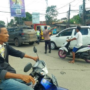 Anggota Unit Samapta Polsek Cisoka Aipda Adis Lakukan Gatur Lalin Sore Hari Agar tidak Menimbulkan Kemacetan