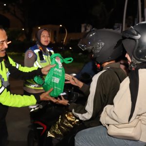 Tertib Berlalu Lintas : Kasat Lantas Polresta Tangerang Berbagi Bingkisan kepada Masyarakat Pengguna Jalan