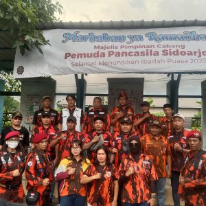 Indahnya Berbagi : Pemuda Pancasila PAC Wonoayu Giat Bagikan Takjil di Bulan Ramadhan kepada Pengendara