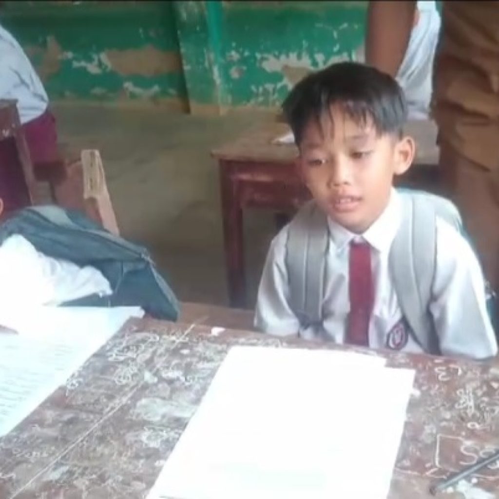 Siswa ikuti ujian semester ,di hantui gedung tak layak ,siswa minta ke bupati agar gedung SD kami di renovasi