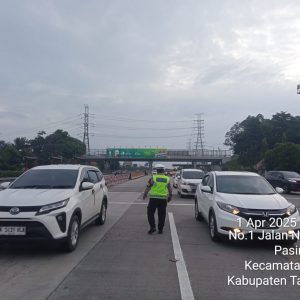 Satgas Kamseltibcar Lantas Ops Ketupat Maung 2025 Melakukan Monitoring Kendaraan di Gerbang Tol Cikupa