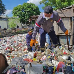 Bupati Tangerang Moch Maesyal Rasyid Terjun Langsung Bersikan Sampah Yang Menumpuk Di Bantaran Sungai